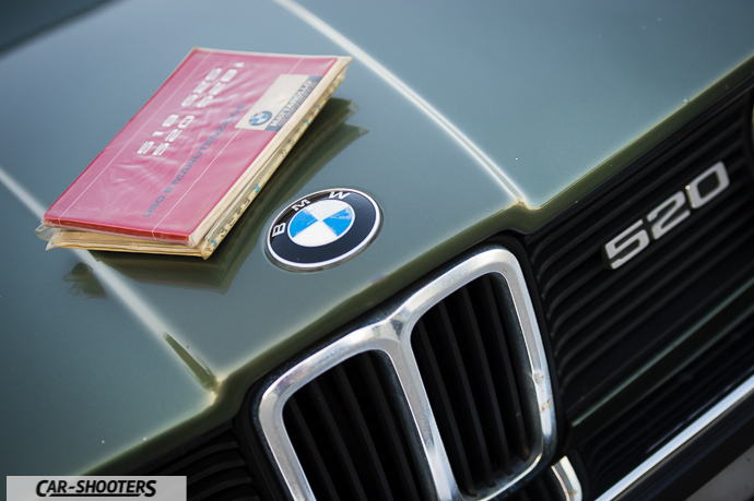 BMW 520 – detail, close-up of hood with manual and badge