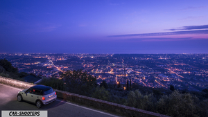 Mini Cooper S Pietrasanta Fullhd – rear three-quarter, white against a city skyline backdrop