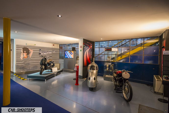 Stanza con vespa e gilera