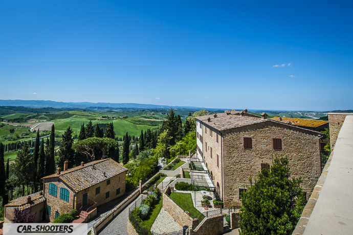 Castelfalfi vista su colline toscane del chianti