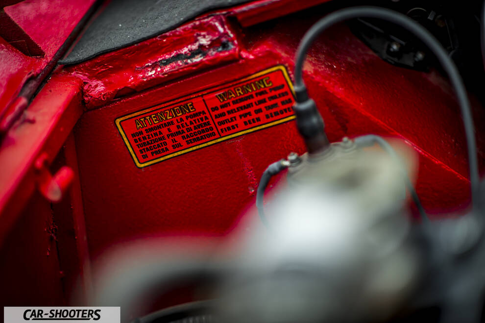 Fiat Super Scoiattolo – engine bay, warning label close-up