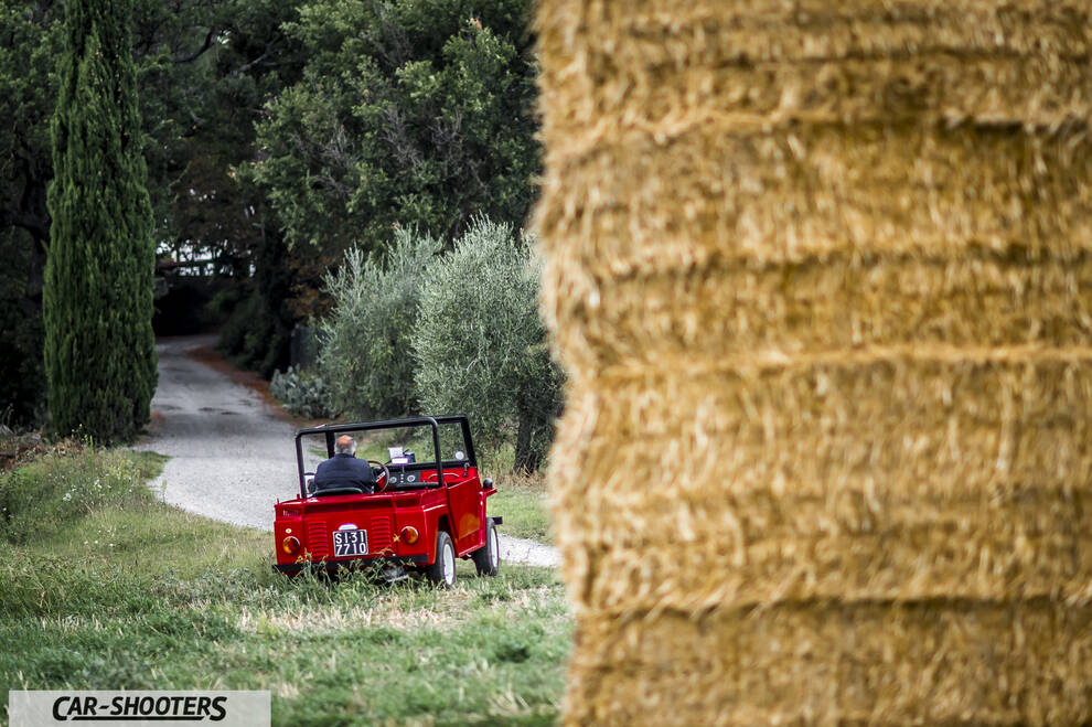 Fiat Super Scoiattolo – rear three-quarter, red on a country road