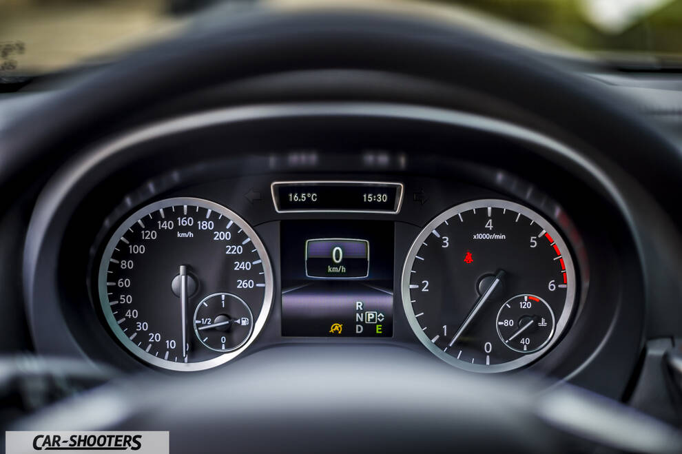 Infiniti Q30 – dashboard, analog instrument cluster