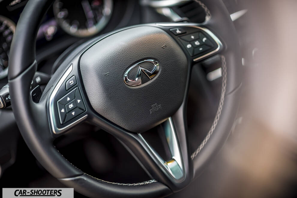 Infiniti Q30 – dashboard, leather steering wheel