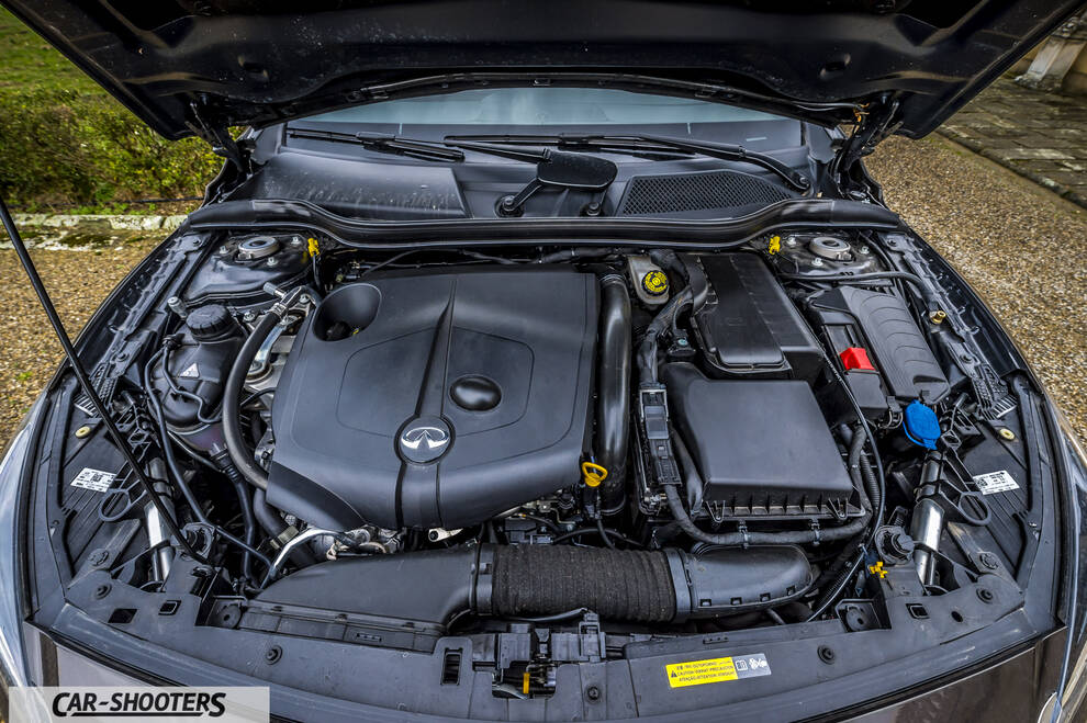 Infiniti Q30 – engine bay, clean engine compartment with plastic cover