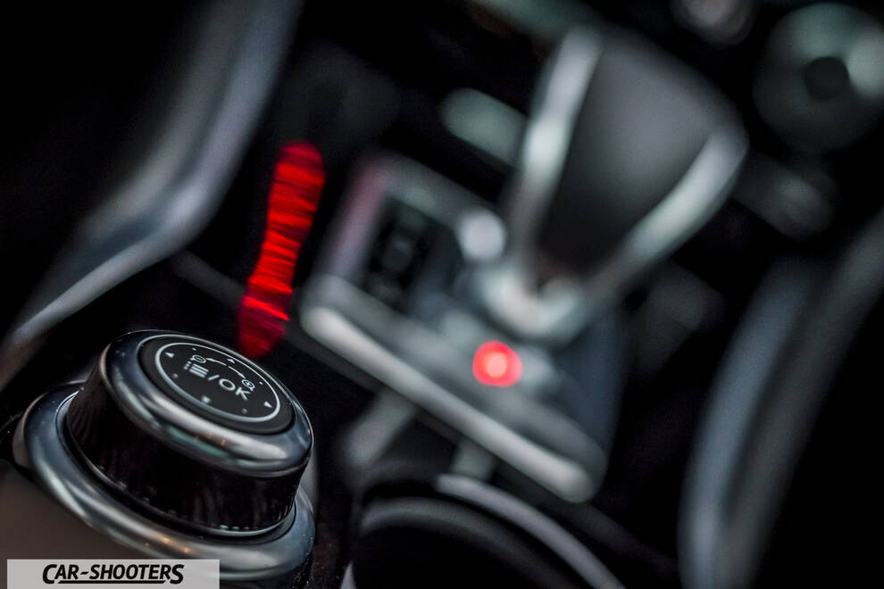 Infiniti Q30 – detail, center console control knob close-up