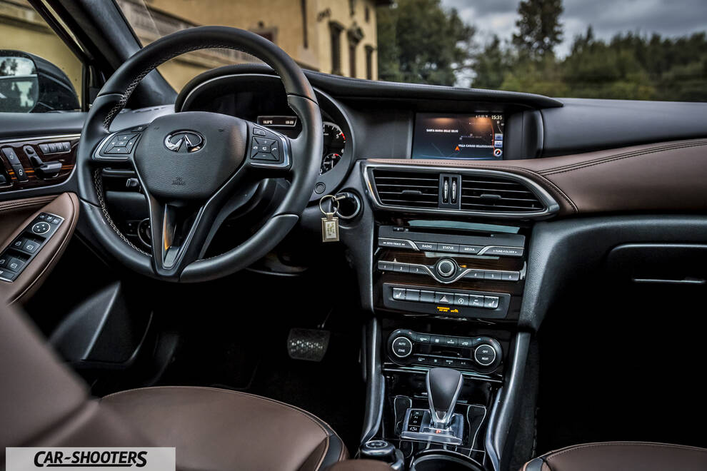 Infiniti Q30 – dashboard, brown leather interior accents