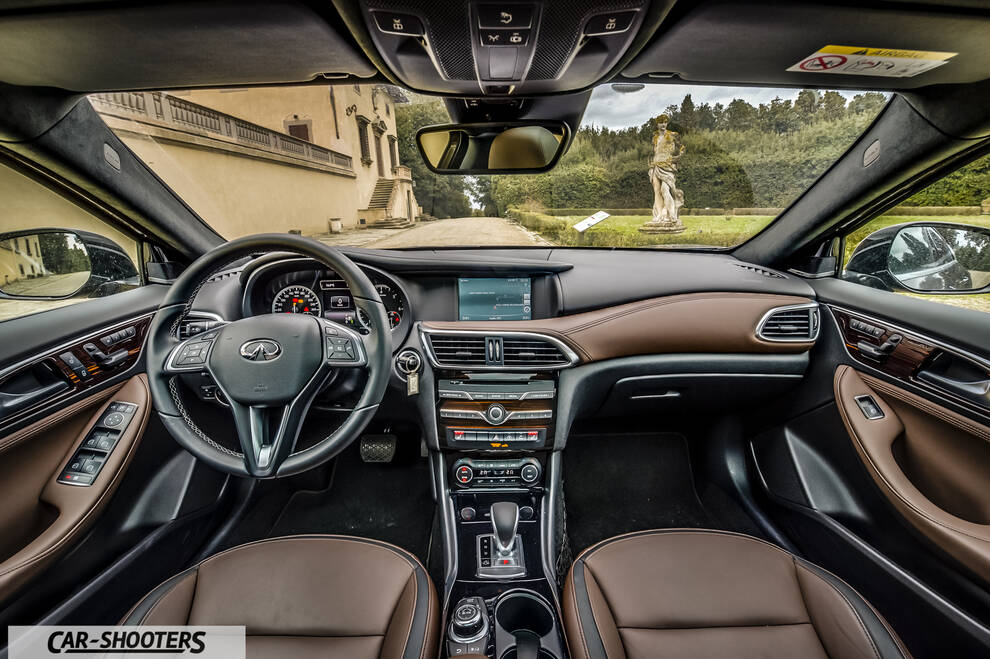 Infiniti Q30 – dashboard, brown leather interior and dashboard