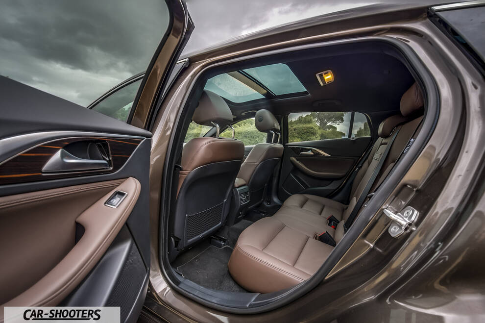 Infiniti Q30 – interior, brown leather rear seats