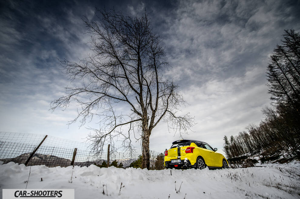 Suzuki Swift Sport – rear three-quarter, yellow in a snowy landscape