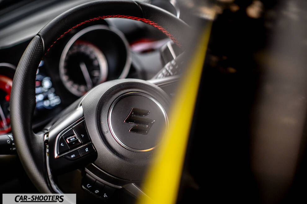 Suzuki Swift Sport – dashboard, leather steering wheel close-up