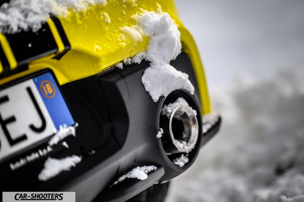 Suzuki Swift Sport – detail, exhaust tip covered in snow