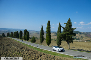 cipressi e colline toscane vicino siena