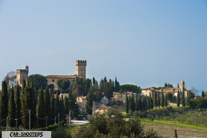 una stupenda vista del castello di poppiano dalle strade nei dintorni