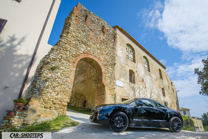lucardo e i resti del castello con la porta e la peugeot rcz thp 200