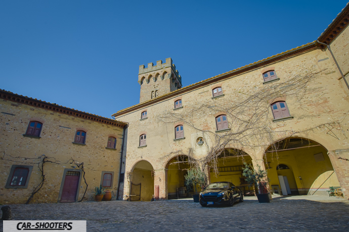 la corte del castello di poppiano dei guicciardini con peugeot rcz