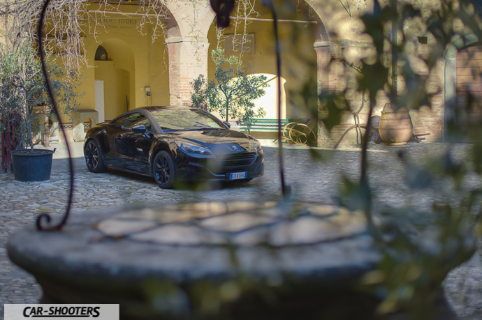 la corte col pozzo del castello di poppiano e peugeot rcz