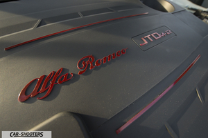 Alfa Romeo Giulietta dettaglio logo motore