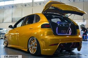 seat ibiza modificata in tinta oro e hi-fi