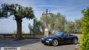 BMW Z3 Fullhd – front three-quarter, black in a paved park with a large cross