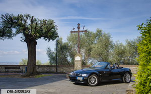 BMW Z3 Retina – front three-quarter, dark blue parked in a public square