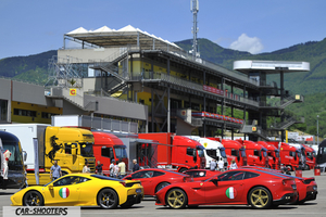 il paddock dell'autodromo del mugello con le ferrari
