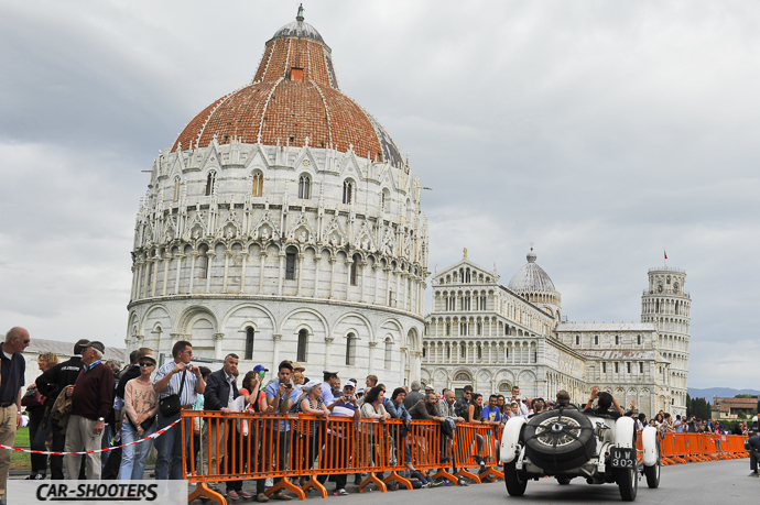 Piazza dei Miracoli con la torre pendente a pisa e la millemiglia
