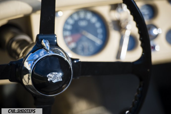 Jaguar XK 120 – dashboard, classic steering wheel close-up