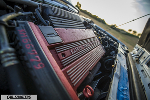 Lancia Delta HF Integrale Martini 5 – engine bay, red engine valve cover