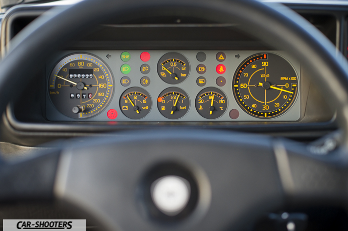 Lancia Delta HF Integrale Martini 5 – dashboard, analog instrument cluster