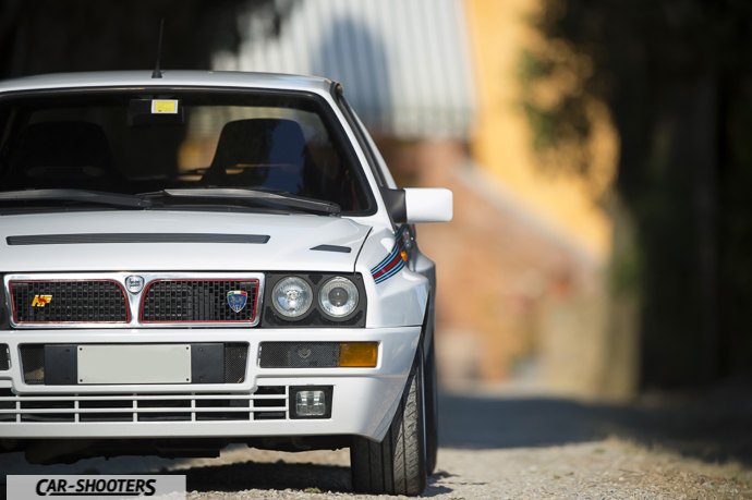 Lancia Delta HF Integrale Martini 5 – front three-quarter, white on a gravel road