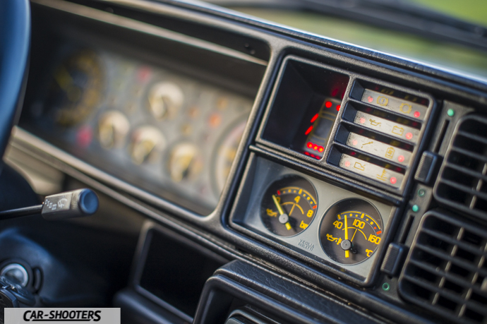 Lancia Delta HF Integrale Martini 5 – dashboard, analog instrument cluster