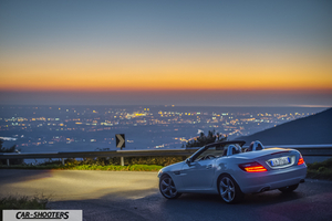 mercedes slk tre quarti posteriore con tramonto sul mare sullo sfondo