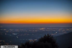 Vista dal monte serra verso il mare durante il tramonto