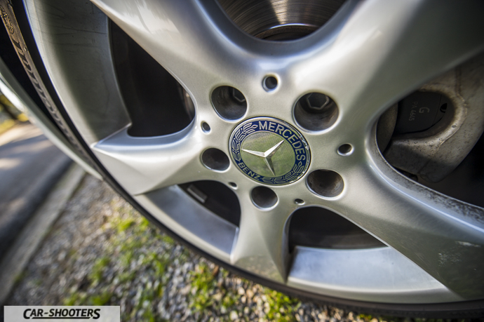 dettaglio logo Mercedes Benz su cerchio in lega anteriore