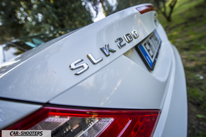 dettaglio logo Mercedes SLK posteriore