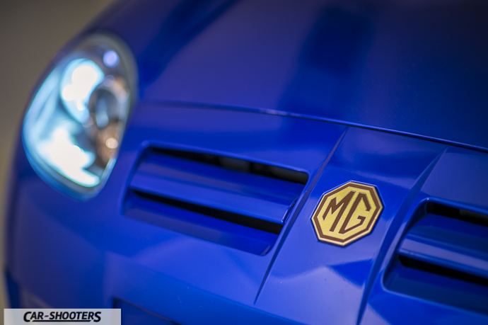 MG TF particolare logo anteriore