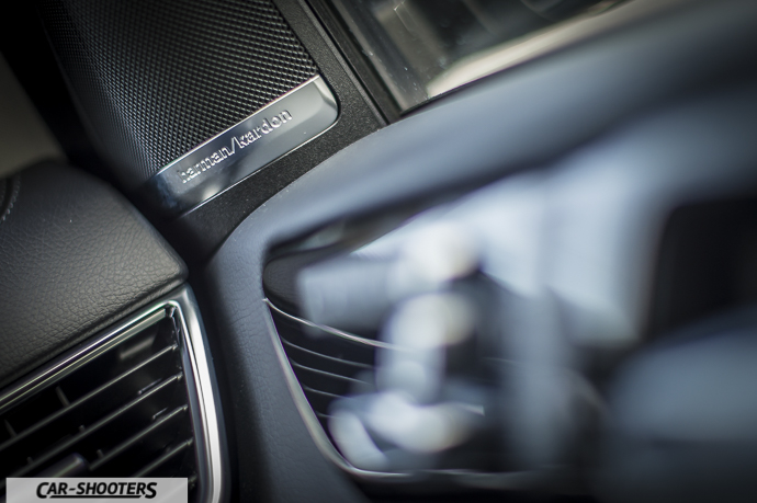 Dettaglio logo Harman-Kardon su Mercedes-Benz GLE Coupé 4MATIC