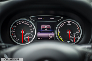 Dettaglio cruscotto Mercedes-Benz Classe B Electric Drive