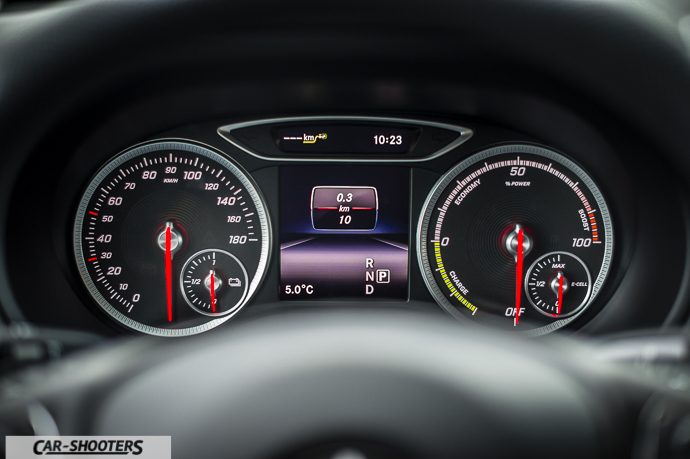 Dettaglio cruscotto Mercedes-Benz Classe B Electric Drive