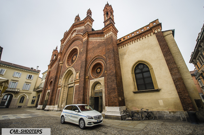 Mercedes-Benz Classe B davanti a monumento a Milano