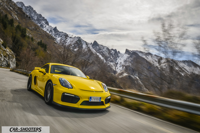 Porsche Cayman GT4 sul passo del vestito