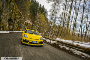 Porsche Cayman GT4 sul passo del vestito