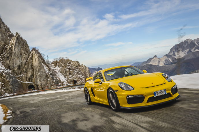Porsche Cayman GT4 sul passo del vestito
