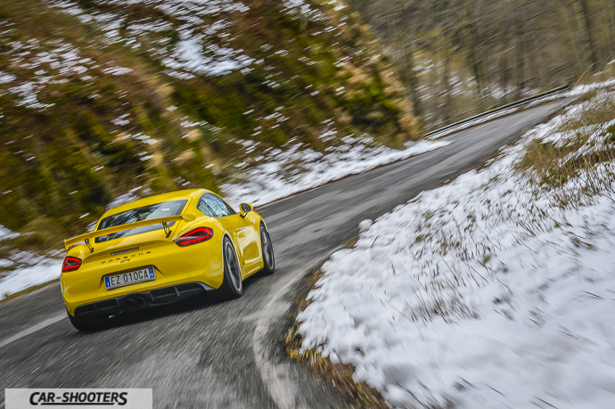 Porsche Cayman GT4 posteriore camera car