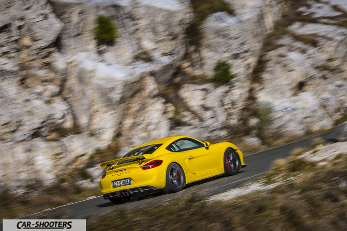 Porsche Cayman GT4 sul passo del vestito