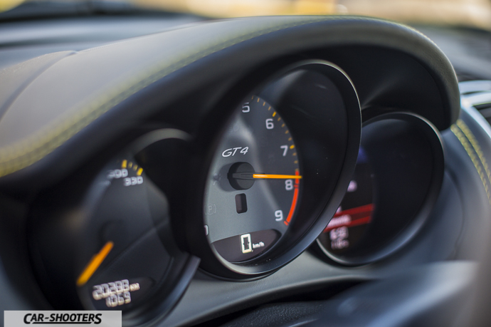 Porsche Cayman GT4 dashboard