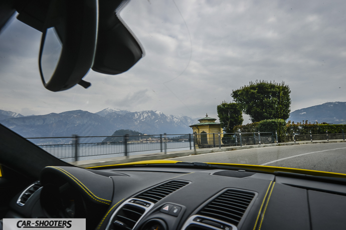Vista lungo la strada dall'interno di Porsche Cayman GT4