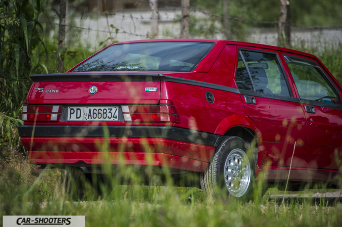 Alfa Romeo 75 posteriore