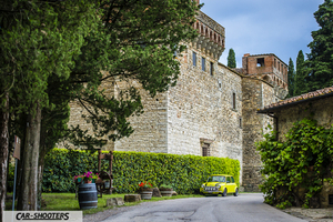 Austin Mini e Castello del Trebbio
